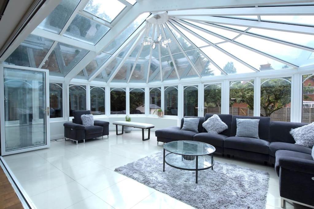 Luxury 6 Bedroom House With Parking - Northwood Northwood  Exteriör bild