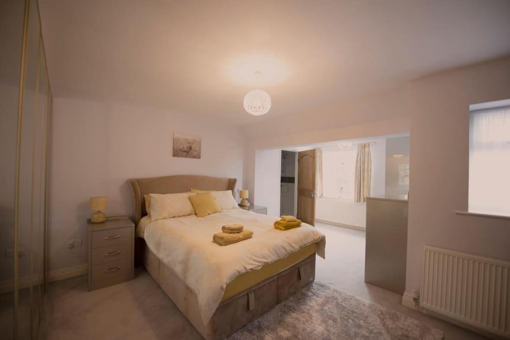 Luxury 6 Bedroom House With Parking - Northwood Northwood  Exteriör bild