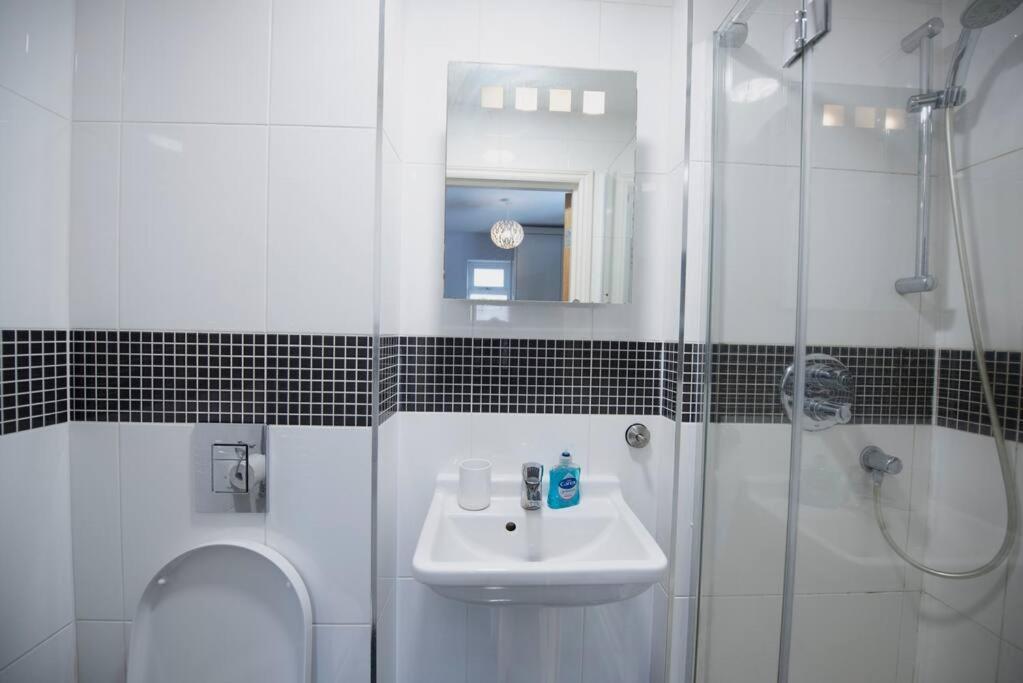 Luxury 6 Bedroom House With Parking - Northwood Northwood  Exteriör bild